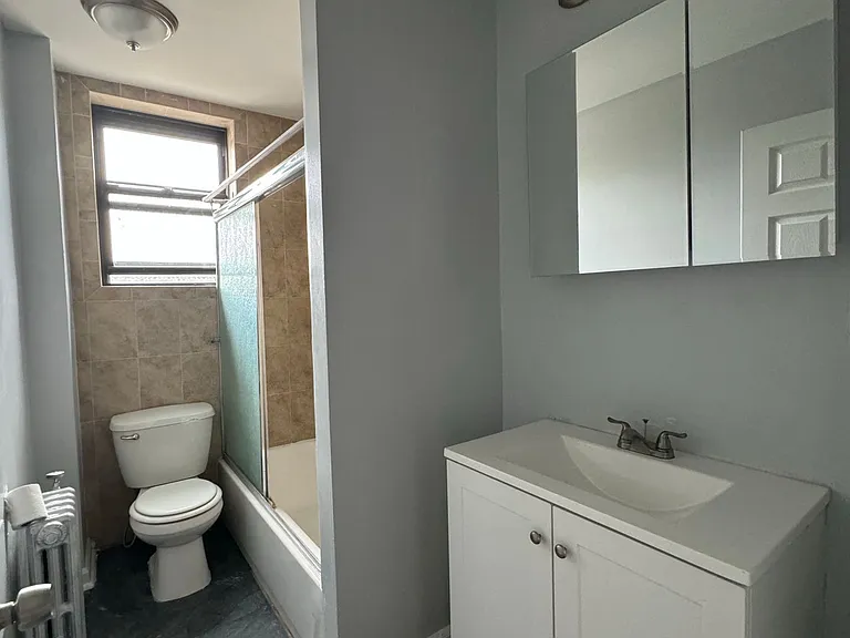 OM Bergenfield Apartments — Photo 4
