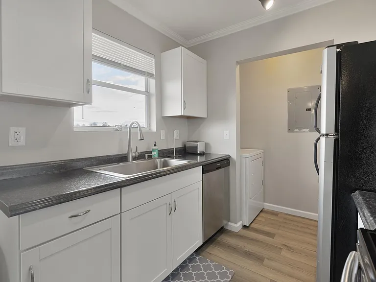 300 Stewart Ln #15 — Photo 6