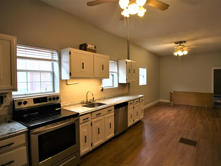 820 E 6th St #1 — Photo 5
