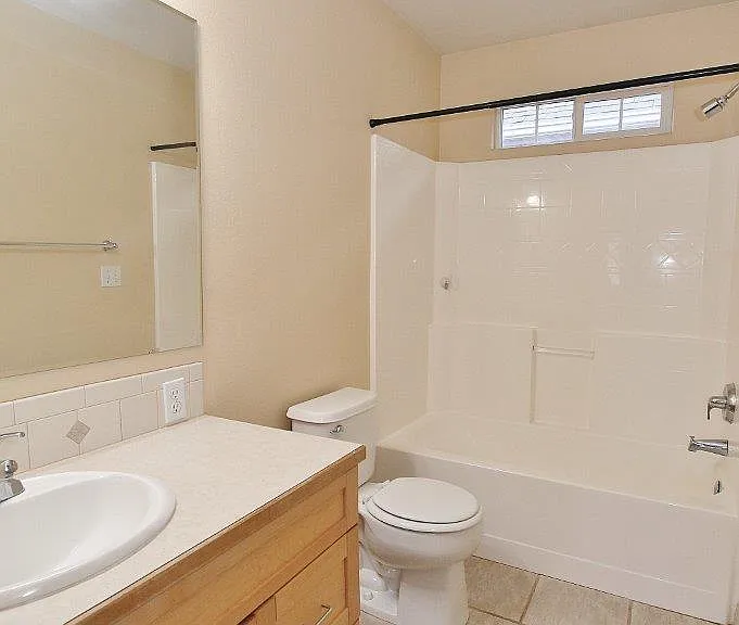 385 W Hale St — Photo 17