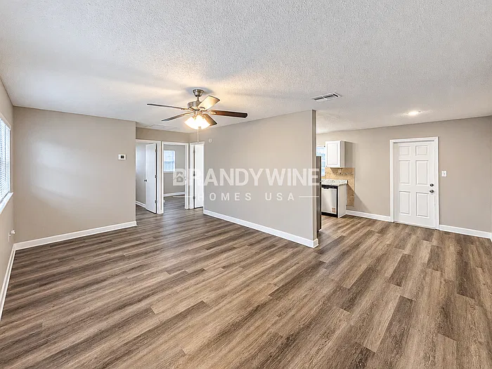 3 bed, 1.0 bath, 986 sqft, $1,833 — Photo 4