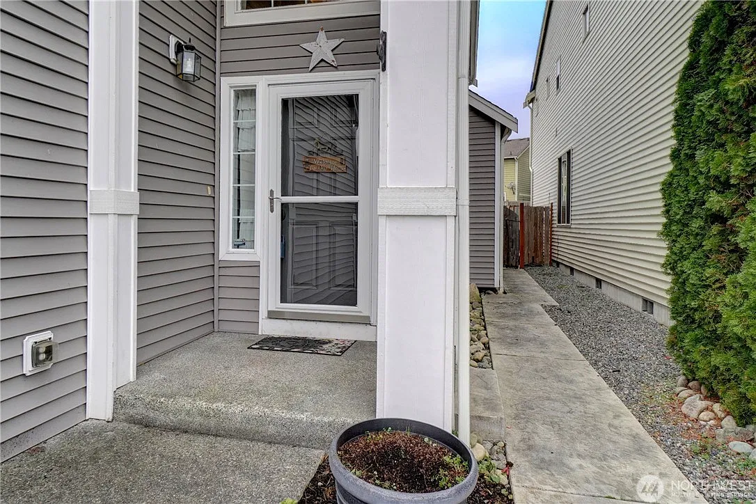 4 bed, 2.5 bath, 2049 sqft, $2,800 — Photo 2