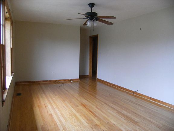 3rd image of 502 Mapleton Ave NE