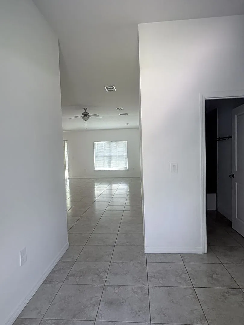 Fenced yard, 3/2 Single Family Home. Rent Ready. — Photo 3