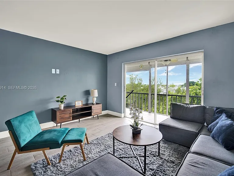 950 Hillcrest Dr #414 — Photo 3