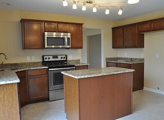 New upgraded kitchen w/granite & stainless Steel