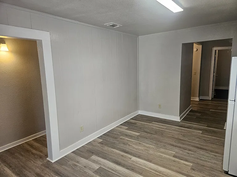 913 W Avenue I — Photo 3