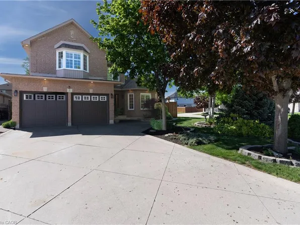 2 Orvieto Ct, Hamilton, ON L8E 5W1