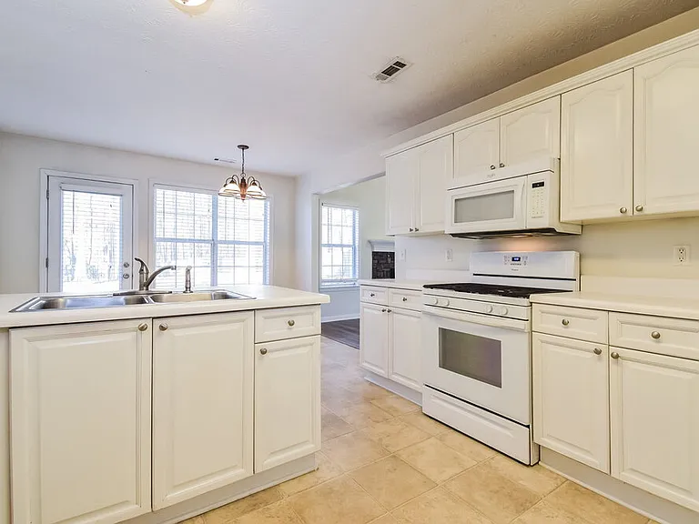 10 Elmwood Dr — Photo 9
