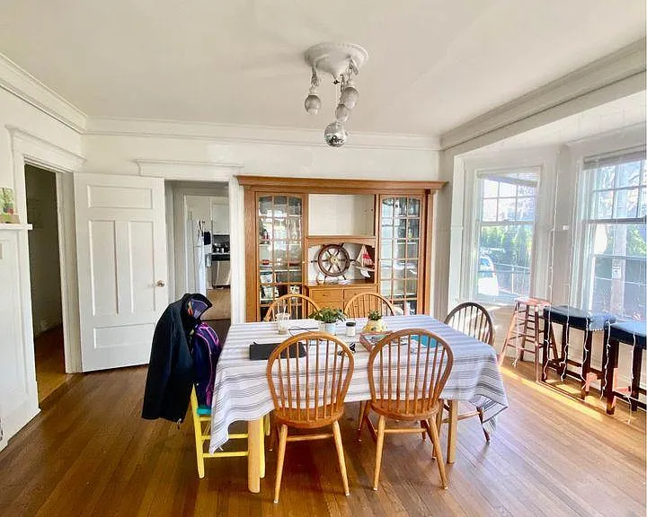2824 N Maryland Ave — Photo 5
