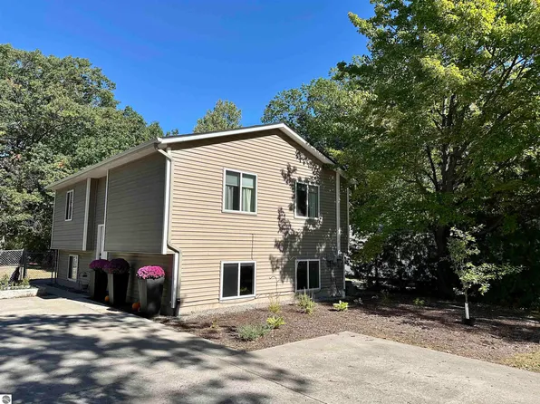 845 Carver St, Traverse City, MI 49686