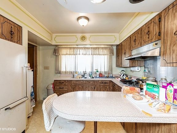 3rd image of 1341 Burnham Ave