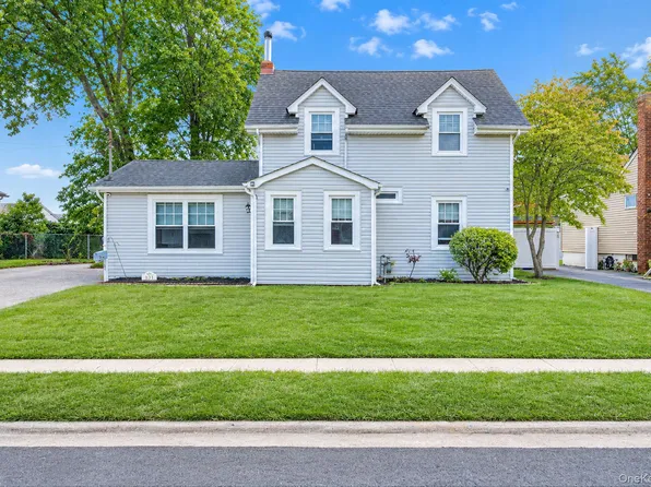 131 E Alhambra Avenue, Lindenhurst, NY 11757