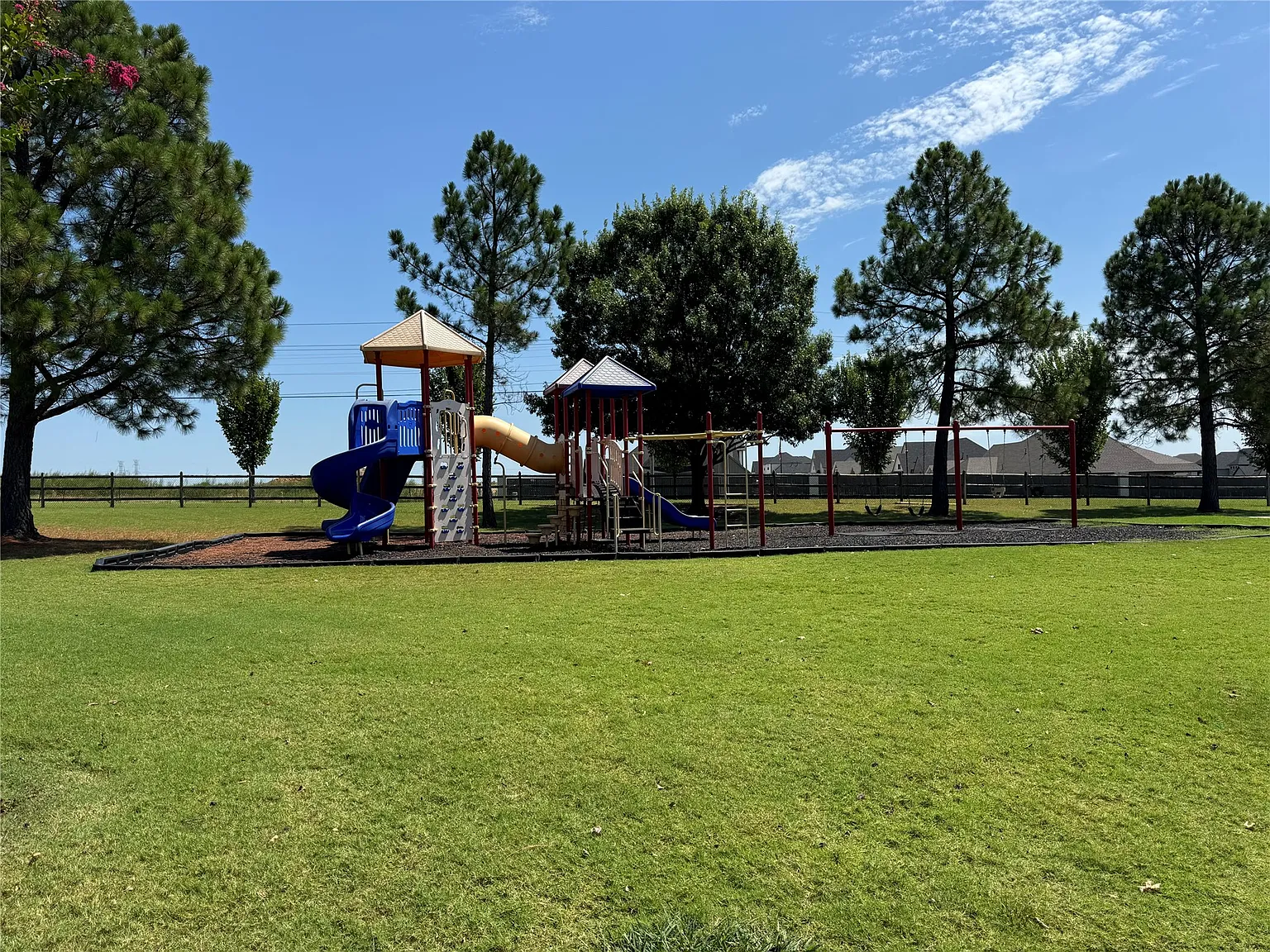 4 bed, 2.0 bath, 1954 sqft, $2,250 — Photo 4