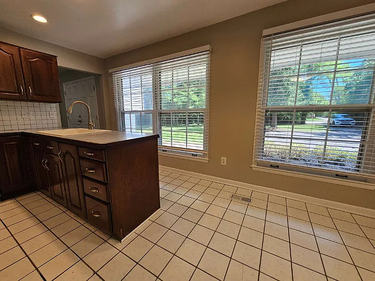 591 E Long Lake Rd — Photo 38