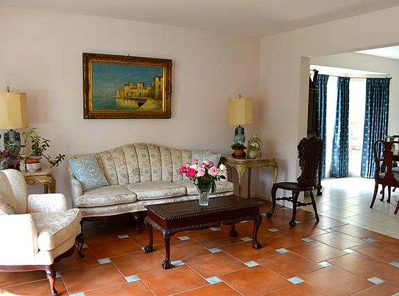Beautiful Living room wt/ bay window & tile floor