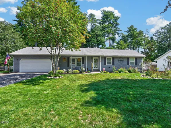 17 Crownwood Lane, Queensbury, NY 12804