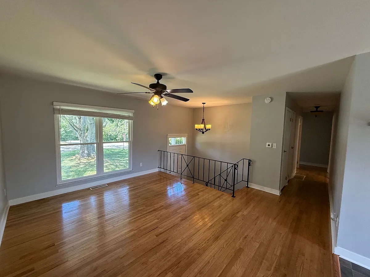 Building Photo - 213 S Poplar Dr