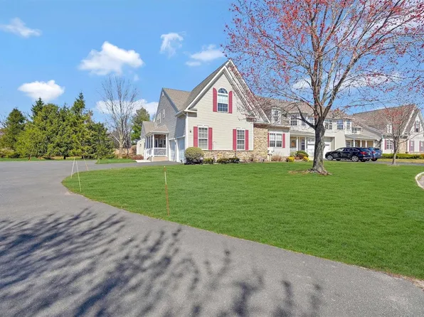 39 Meadow Pond Circle #39, Miller Place, NY 11764