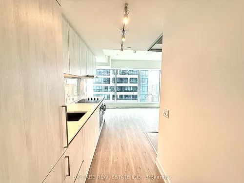 8 Wellesley St W Photo 1