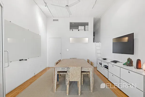 Rented by (Legacy) Elegran | media 35