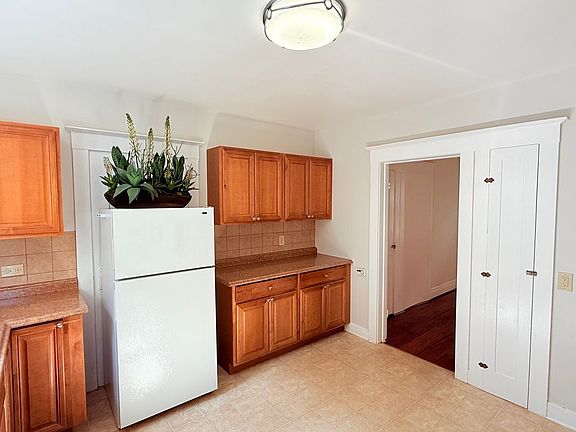 2nd image of 933 Santa Clara Ave #B