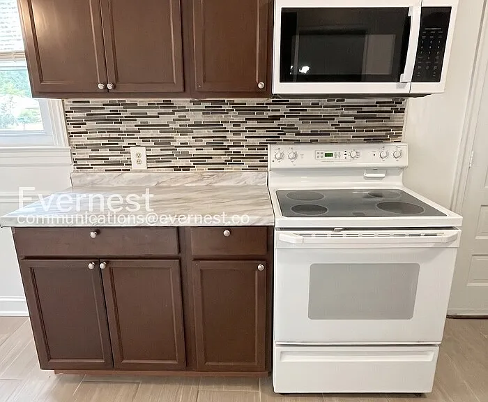 2714 Stratford Dr — Photo 5