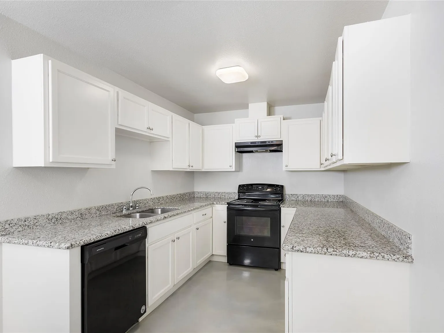 3 bed, 2.0 bath, 2300 sqft, $1,550 — Photo 2