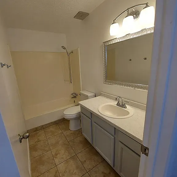 Full upstairs bathroom