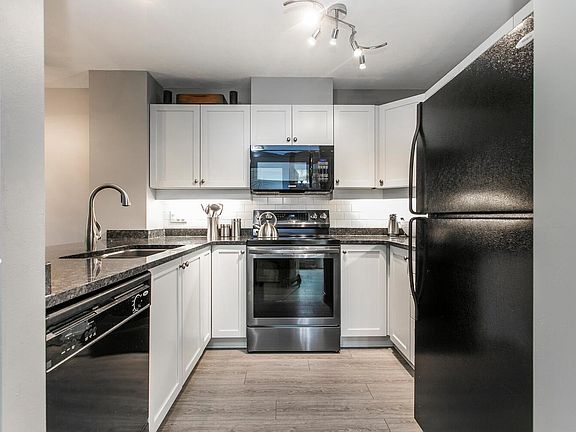 2nd image of 625 Park Cres #203