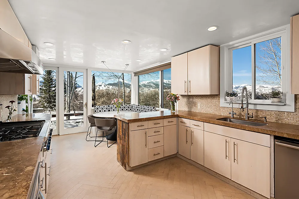 4 bed, 4000 sqft, $30,000 — Photo 4
