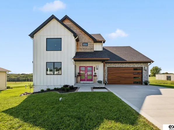 8602 Lake Ridge Dr, Plattsmouth, NE 68048