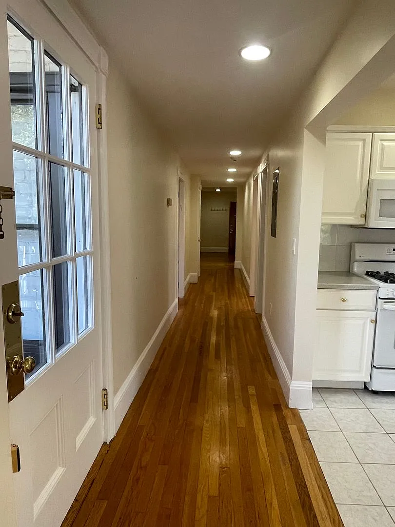 Large, updated 3 bed unit in a prime location in Brookline! — Photo 4