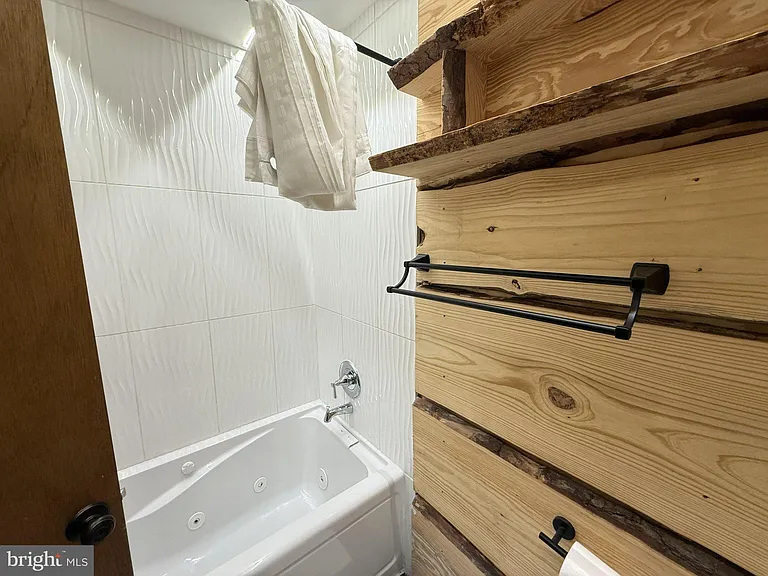 5375 Woodbridge Dr E — Photo 14
