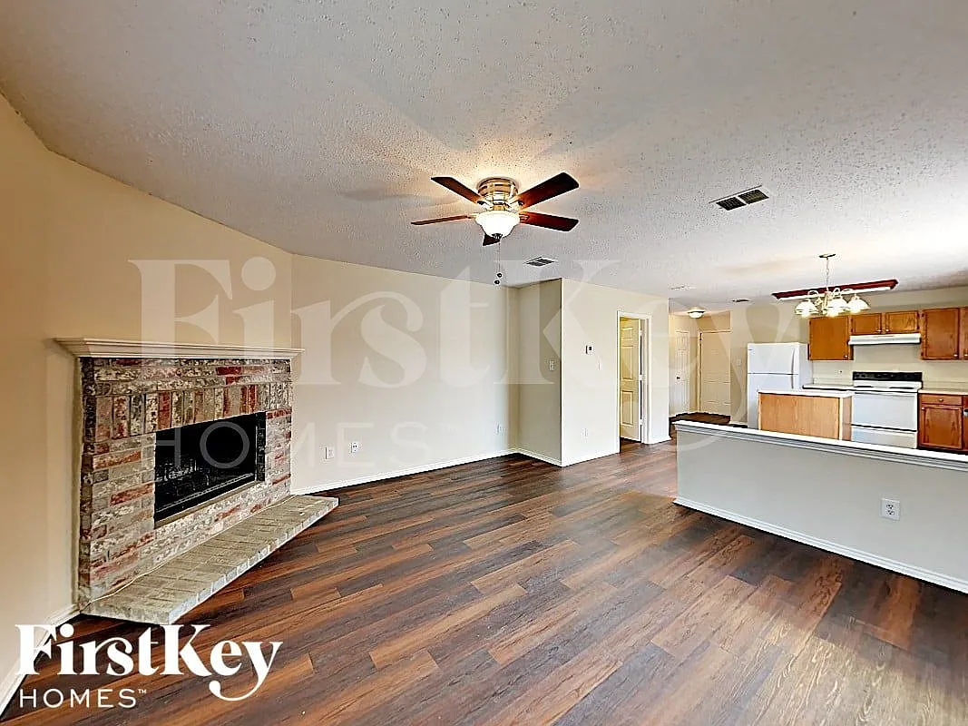3 bed, 2.0 bath, 1351 sqft, $2,010 — Photo 2