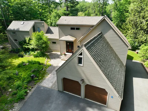 28 Pinebrook Dr, Morrisonville, NY 12962