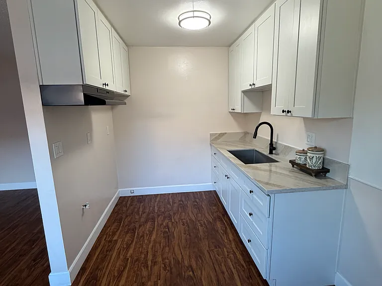 Elizabeth Ave — Photo 1