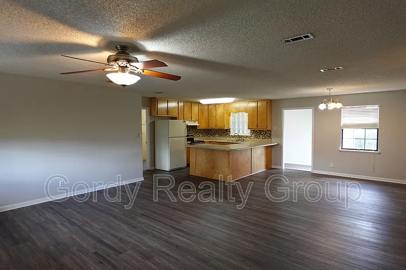 4 bed, 2.0 bath, 1988 sqft, $2,075 — Photo 2