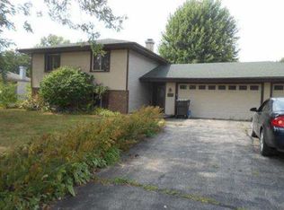 12102 Blue Spruce Dr, Roscoe, IL 61073