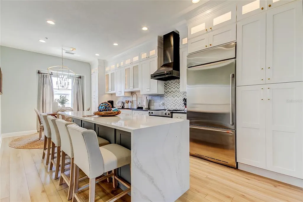 3 bed, 5.0 bath, 3340 sqft, $9,500 — Photo 3