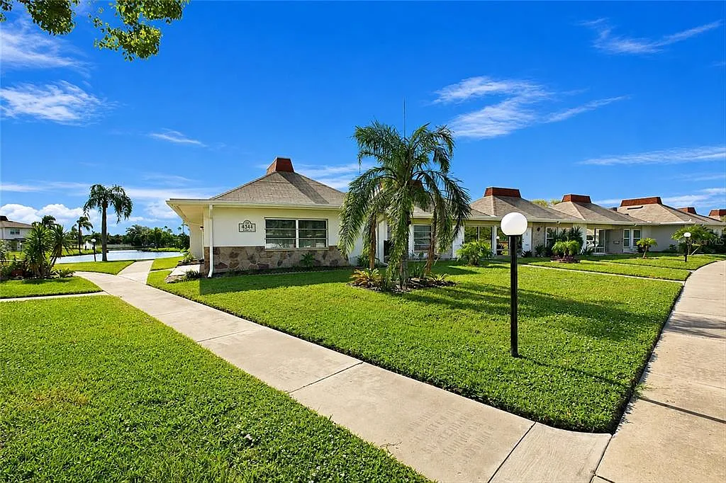 2 bed, 1.5 bath, 825 sqft, $1,600 — Photo 2