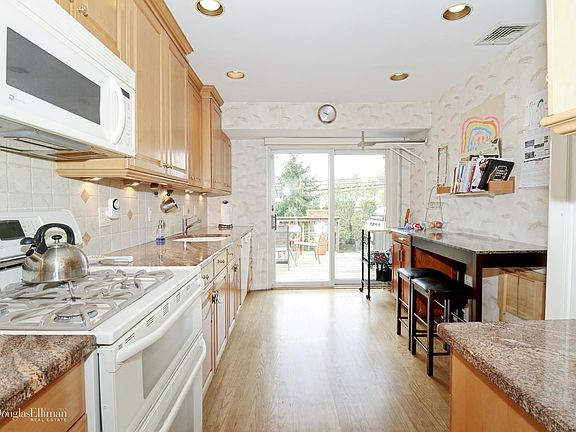 5th image of 14 Coronet Ln