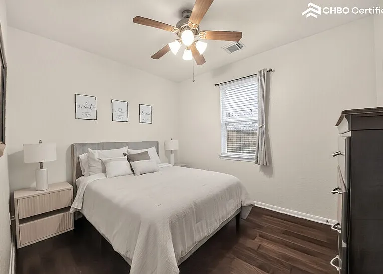 2nd bedroom - includes a queen size bed