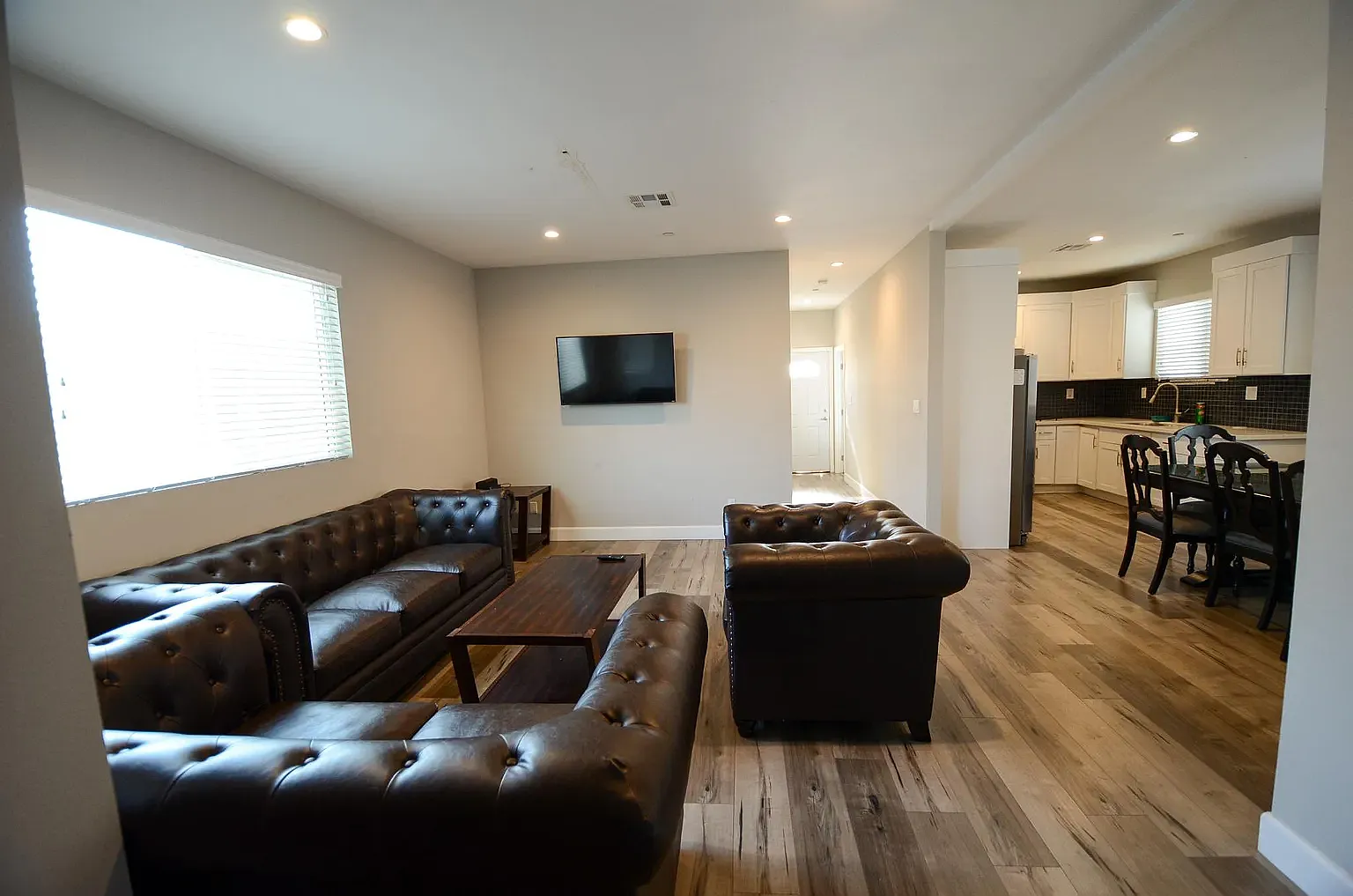 5 bed, 2000 sqft, $4,300 — Photo 4