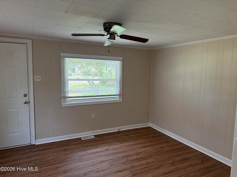 2306 Bay St — Photo 2