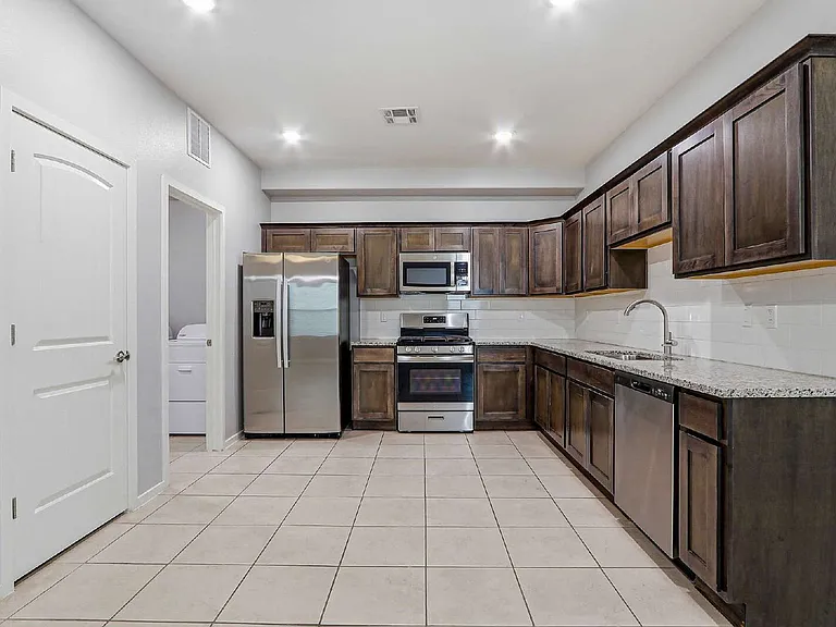 11500 Summer Dr #B — Photo 4