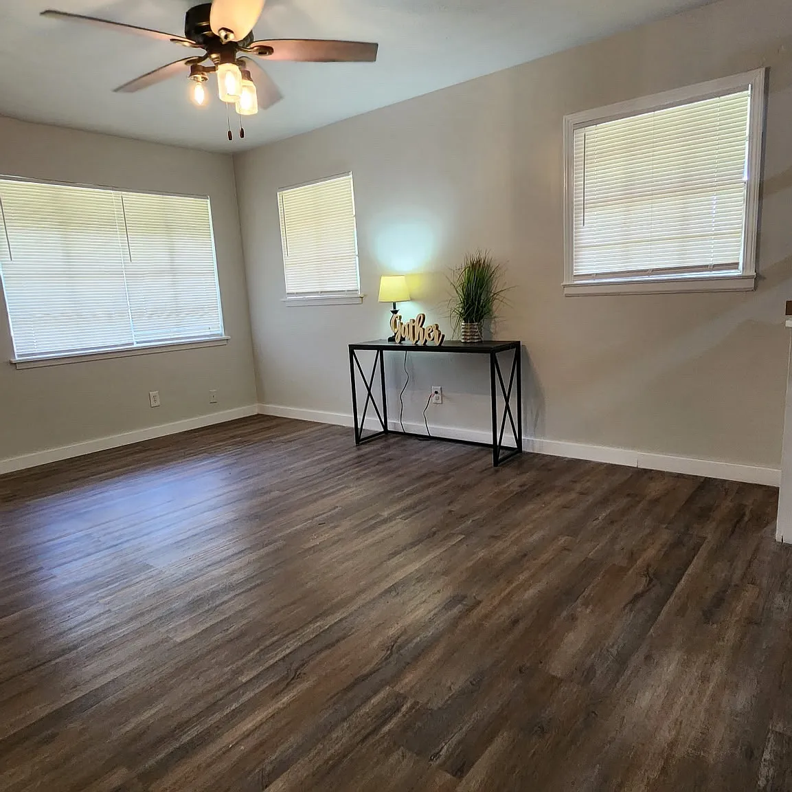 1124 Wright St — Photo 4
