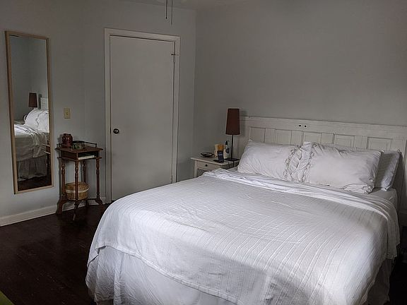 Master Bed w/bath access