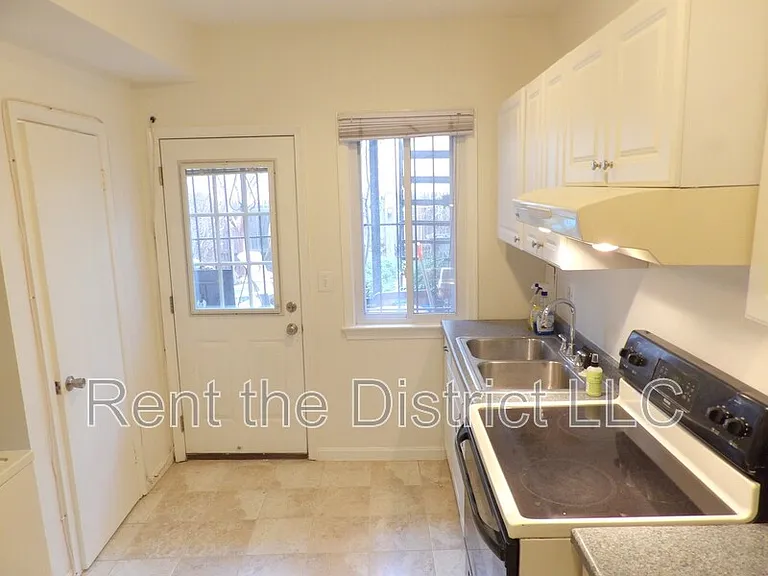 403 M St NE #B — Photo 3