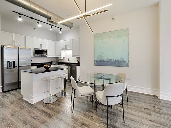 4th image of 901 W Madison St Unit 1012
